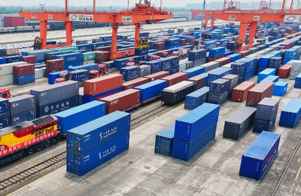 干散貨船運(yùn)運(yùn)費(fèi)是連接全球貿(mào)易重要紐帶，價(jià)格變動牽動無數(shù)商家神經(jīng)
